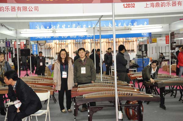 我们在广州古筝展览会选琴