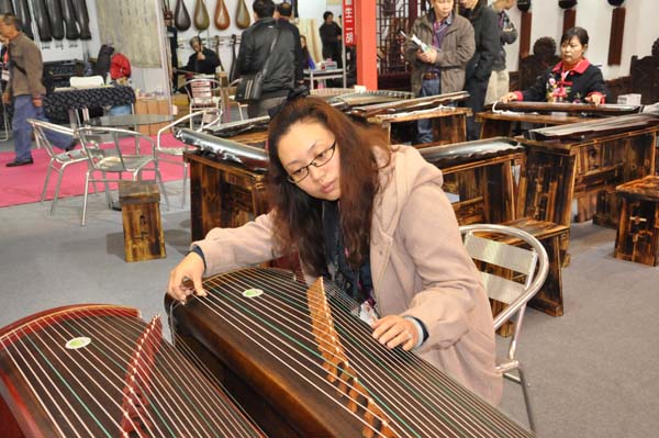 我们在广州古筝展览会选琴